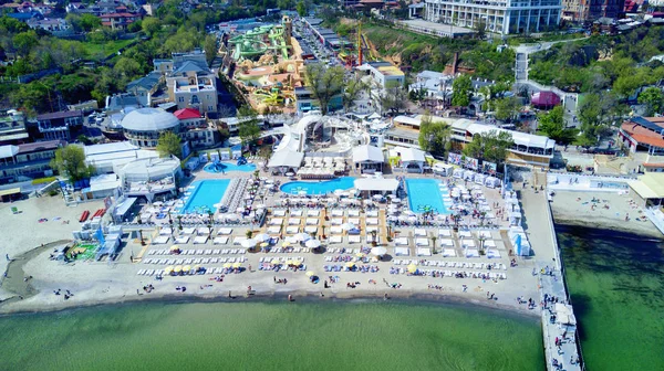 Vista do drone para a praia e piscina — Fotografia de Stock