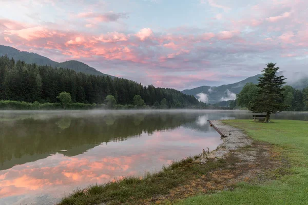 Freizeitsee Zenz, Austria, Europa.Summer Sunrise on Moutnains La — Foto de Stock