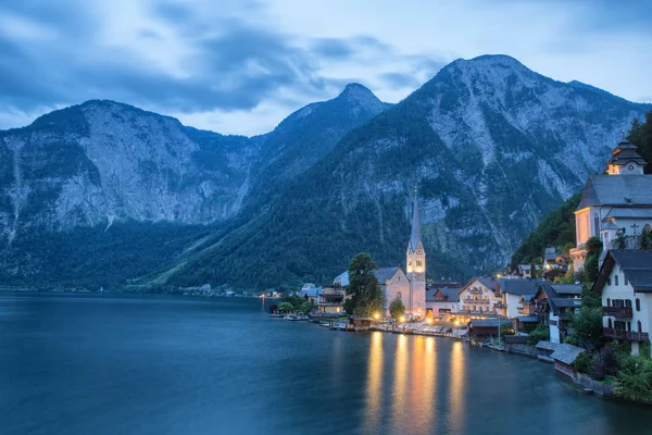 Ünlü Hallstatt dağ villag doğal resim-kartpostal görünümü