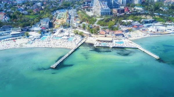 Visa från drönaren till stranden och poolen — Stockfoto