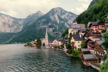 Ünlü Hallstatt dağ villag doğal resim-kartpostal görünümü