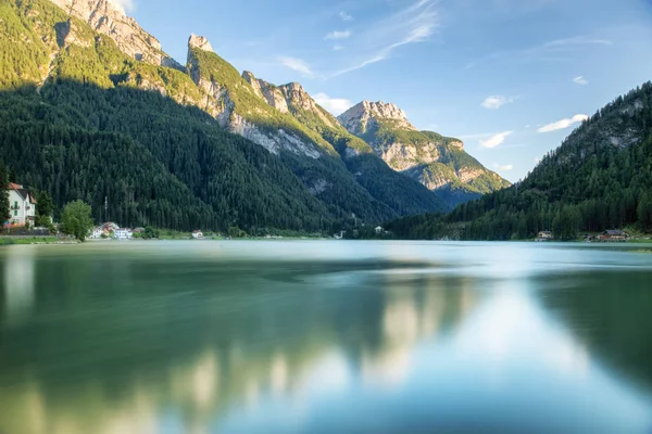 Alpby. Utsikt över sjön och bergen — Stockfoto