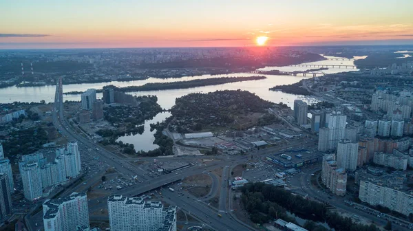 Вид на пташине око великого міста — стокове фото