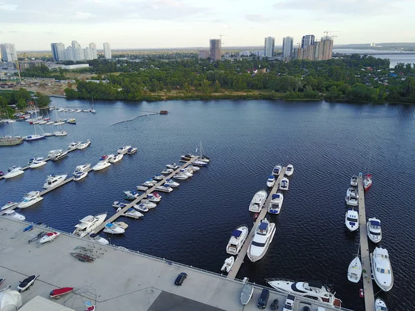 Utsikt över staden och bukten med yachter — Stockfoto