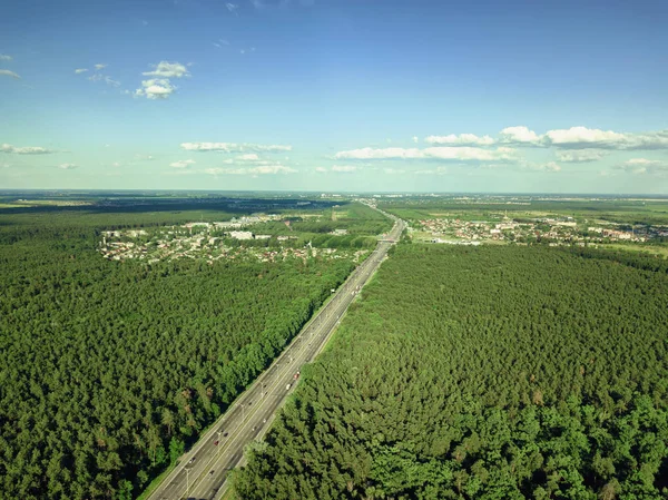 Vista desde el dron en la carretera y el bosque — Foto de Stock