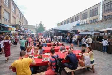 Kiev, Ukrayna - Haziran 2017: Büyük tablo açık Restoran 