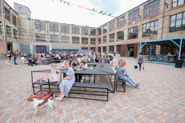 Kiev, Ukrayna - Haziran 2017: Büyük tablo açık Restoran 