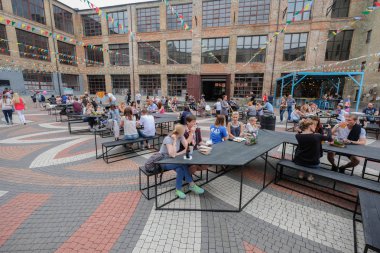 Kiev, Ukrayna - Haziran 2017: Büyük tablo açık Restoran 