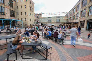 Kiev, Ukrayna - Haziran 2017: Büyük tablo açık Restoran 