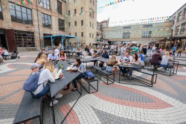 Kiev, Ukrayna - Haziran 2017: Büyük tablo açık Restoran 
