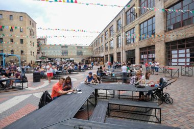 Kiev, Ukrayna - Haziran 2017: Büyük tablo açık Restoran 