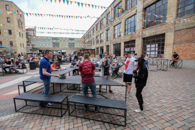 Kiev, Ukrayna - Haziran 2017: Büyük tablo açık Restoran 