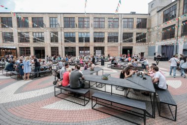 Kiev, Ukrayna - Haziran 2017: Büyük tablo açık Restoran 