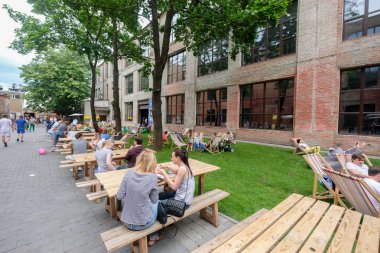 Kiev, Ukrayna - Haziran 2017: Büyük tablo açık Restoran 