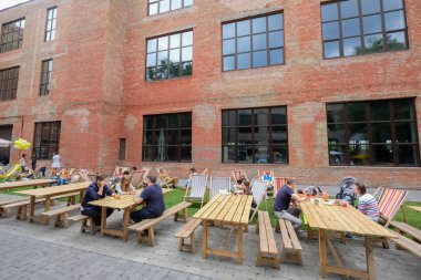 Kiev, Ukrayna - Haziran 2017: Büyük tablo açık Restoran 