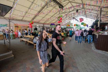 Kiev, Ukrayna - Haziran 2017: Büyük tablo açık Restoran 