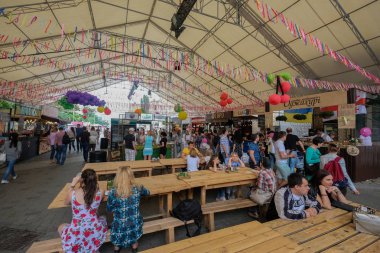 Kiev, Ukrayna - Haziran 2017: Büyük tablo açık Restoran 