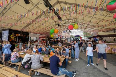 Kiev, Ukrayna - Haziran 2017: Büyük tablo açık Restoran 