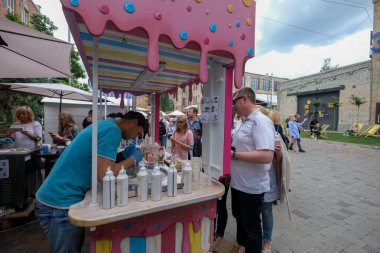 Kiev, Ukrayna - Haziran 2017: Büyük tablo açık Restoran 