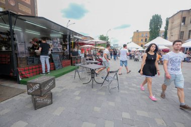 Kiev, Ukrayna - Haziran 2017: Büyük tablo açık Restoran 