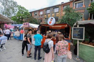 Kiev, Ukrayna - Haziran 2017: Büyük tablo açık Restoran 