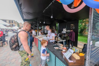 Kiev, Ukrayna - Haziran 2017: Büyük tablo açık Restoran 