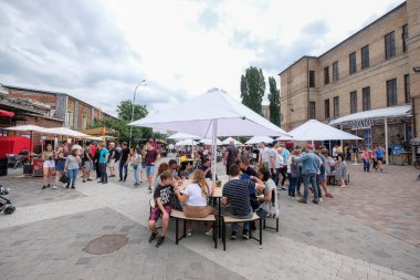 Kiev, Ukrayna - Haziran 2017: Büyük tablo açık Restoran 