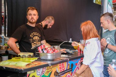 Kiev, Ukrayna - Haziran 2017: Büyük tablo açık Restoran 