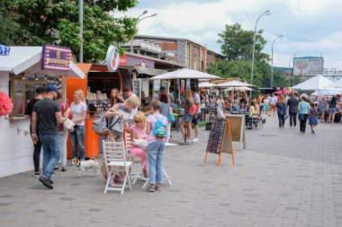 Kiev, Ukrayna - Haziran 2017: Büyük tablo açık Restoran 