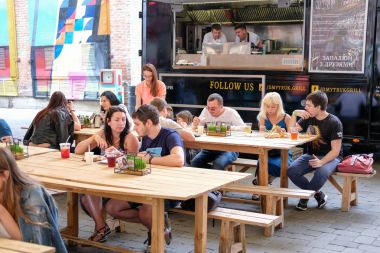 Kiev, Ukrayna - Haziran 2017: Büyük tablo açık Restoran 