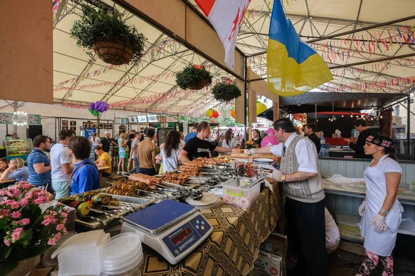 Kyjev, Ukrajina - červen 2017: Velký stůl venkovní restaurace — Stock fotografie