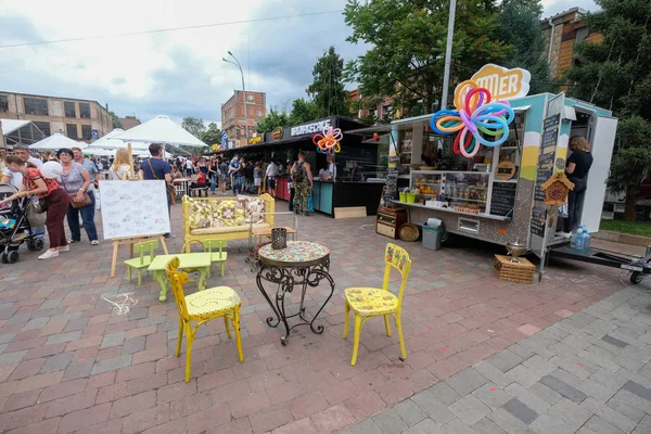 Kiev, Ukrayna - Haziran 2017: Büyük tablo açık Restoran 