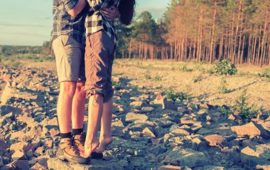 Erkek ve kadın deniz kenarında sırt çantaları ile