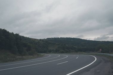 Otoyol sis sırasında dağlarda