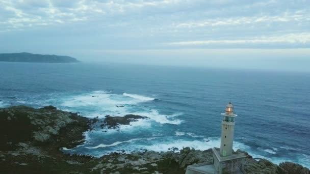 Okyanustaki deniz feneri — Stok video