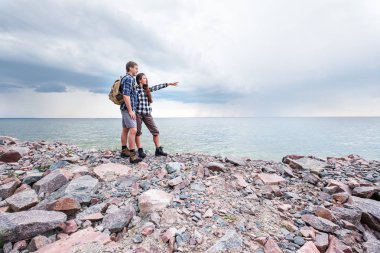 seven erkek ve kadın sahilde