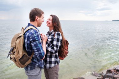 seven erkek ve kadın sahilde