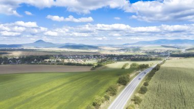 Dron, yollar ve dağlar yağışlı sezon sırasında Tayland uçan hava fotoğrafın Üstten Görünüm.
