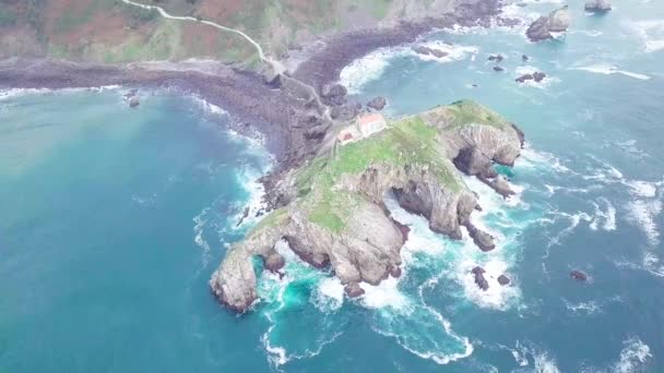 Vista Aérea Ilha San Juan Gaztelugatxe — Vídeo de Stock