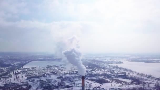 冬の日や上がって煙の火力発電所 大気汚染 上から空撮 — ストック動画