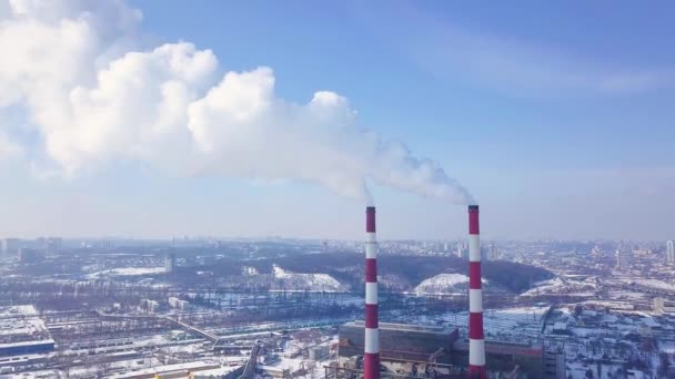 Drohne Fliegt Der Nähe Der Rohre Der Anlage — Stockvideo