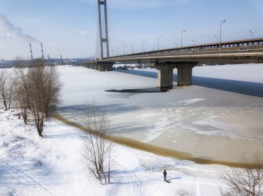 Kış sezon hava yukarıdan aşağı nehir Nemunas bir düz çizgi yolu ile bir köprü görünümü.