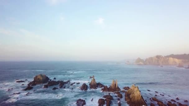 Drone Flyver Klipperne Havet – Stock-video