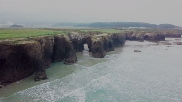 Drone Vuela Sobre Las Rocas Océano — Vídeo de stock