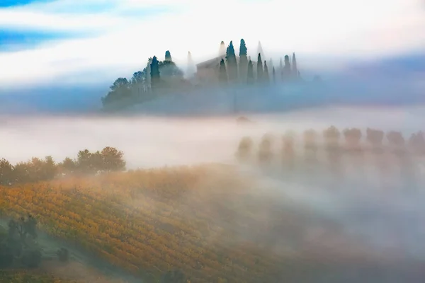 Красивый туманный пейзаж в Тоскане, Италия — стоковое фото