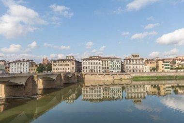 Ponte Vecchio, İtalya, Floransa 'daki Arno nehri üzerinde.