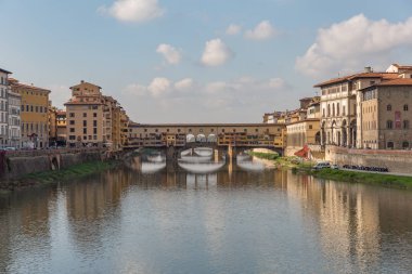 Ponte Vecchio, İtalya, Floransa 'daki Arno nehri üzerinde.