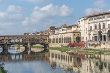 Ponte Vecchio, İtalya, Floransa 'daki Arno nehri üzerinde.