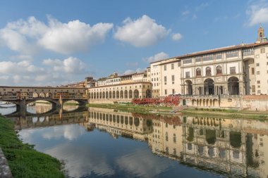 Ponte Vecchio, İtalya, Floransa 'daki Arno nehri üzerinde.