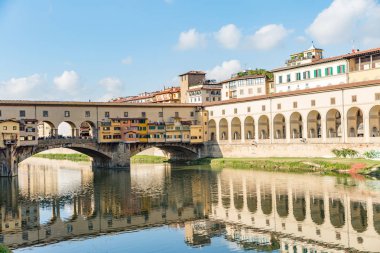 Ponte Vecchio, İtalya, Floransa 'daki Arno nehri üzerinde.